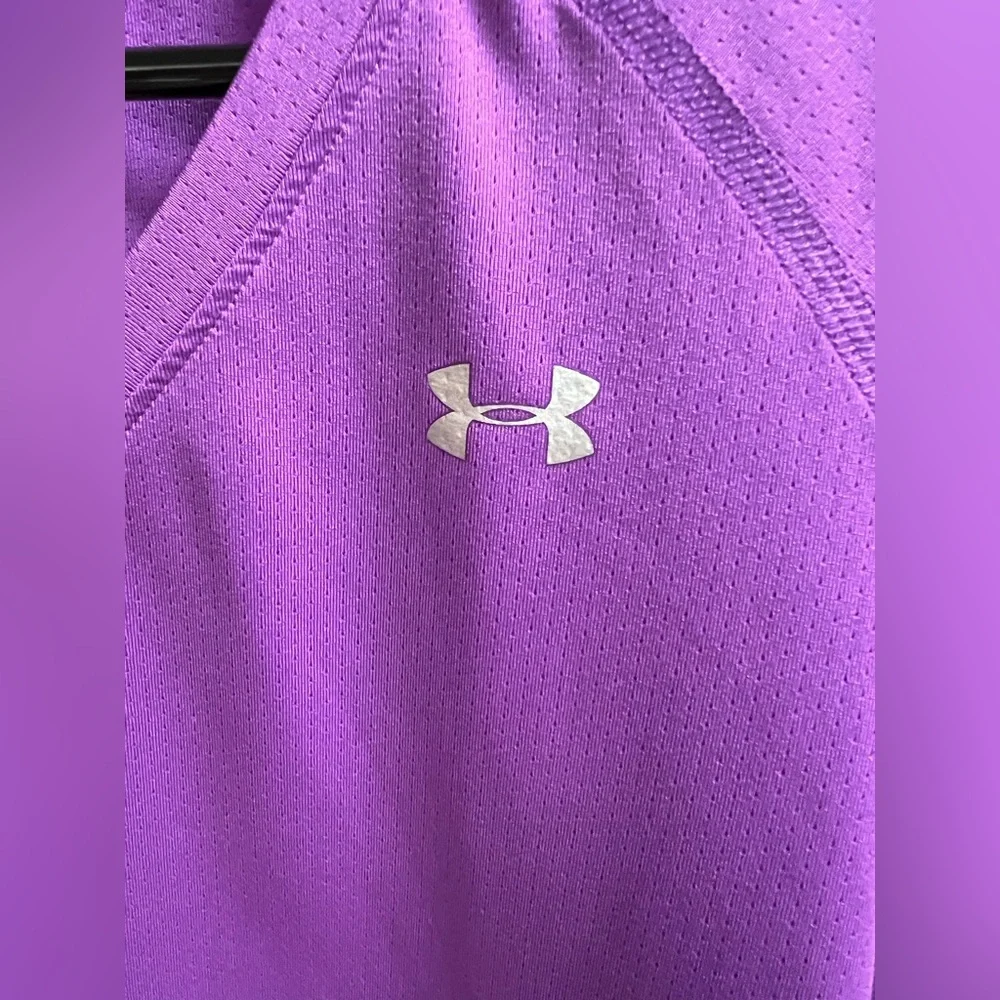 Under Armour-Fitted‎ V Neck long Sleeved shirt-Size: Medium - Picture 3 of 4
